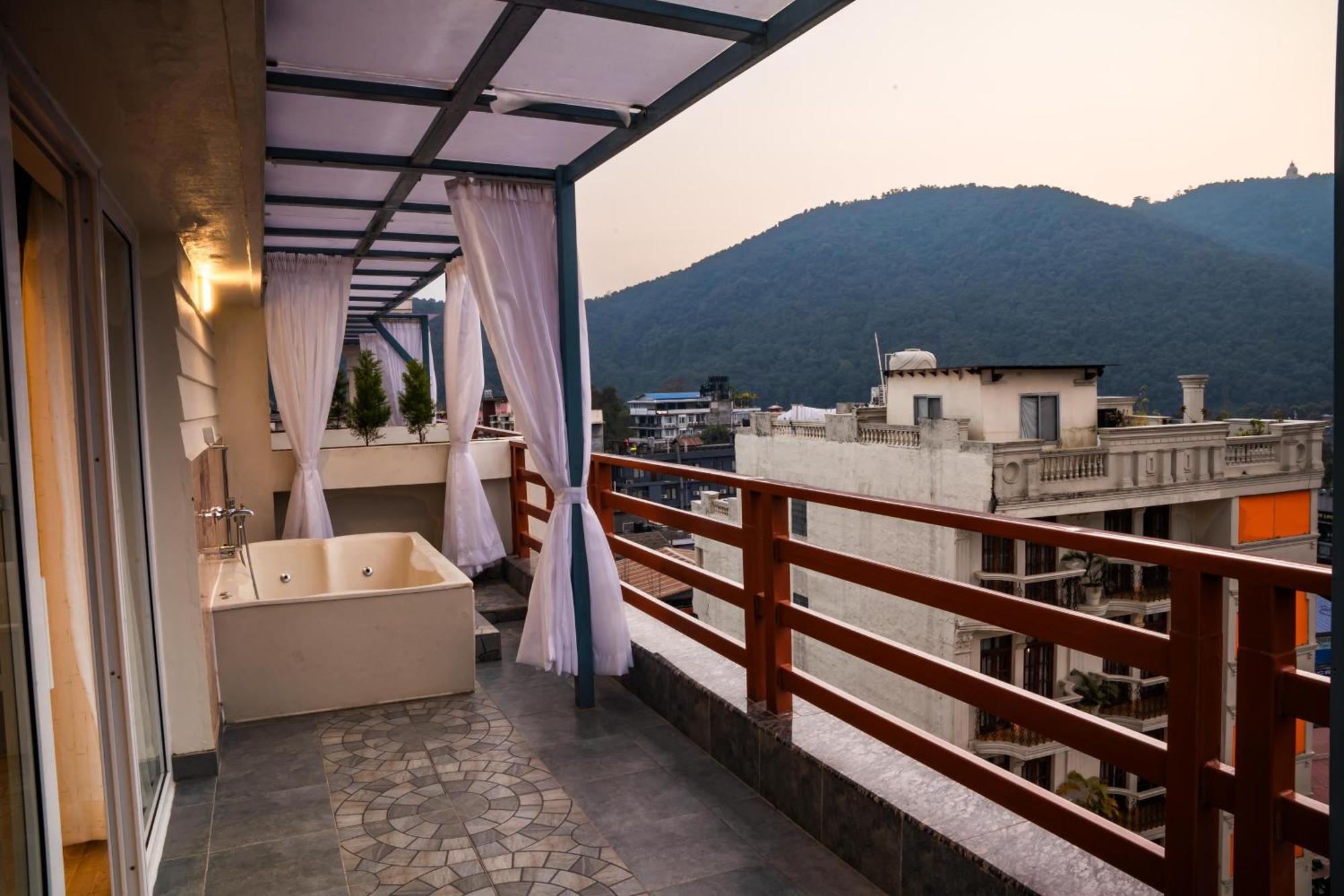 Hotel Pokhara Alpine And Springs Exterior foto